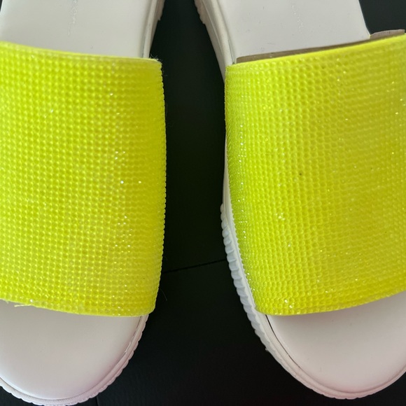 Never worn Jessica Simpson Yellow Ezira Platform slides - Picture 6 of 8